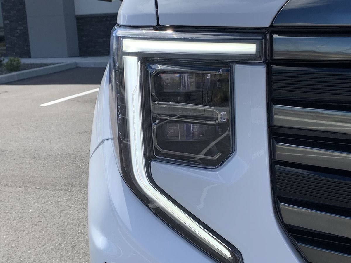Used 2023 GMC Sierra 1500 AT4 w/ AT4 Premium Package AWD/4WD image 9