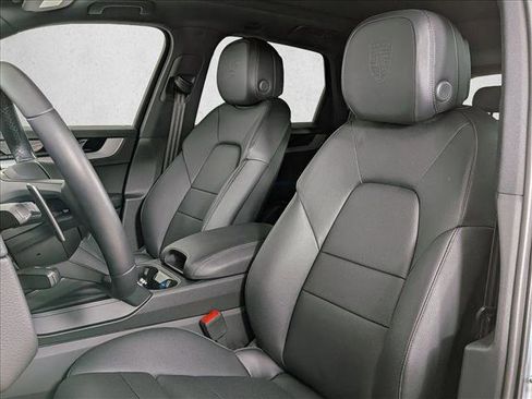 Certified 2025 Porsche Cayenne image 5