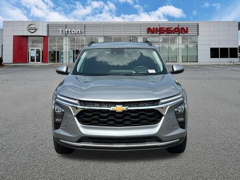 Used 2025 Chevrolet Trax LT w/ LT Convenience Package FWD image 2
