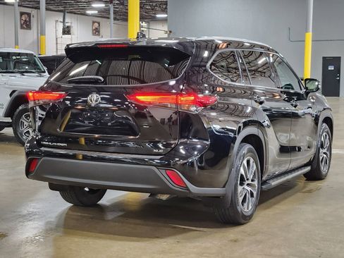 Used 2022 Toyota Highlander XLE image 8