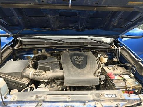 Used 2018 Toyota Tacoma SR5 AWD/4WD image 12