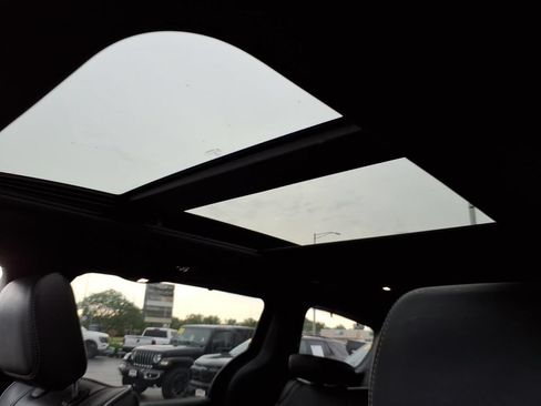 Certified 2025 Chrysler Pacifica Limited FWD image 11