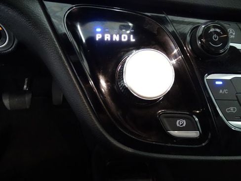 Used 2025 Chrysler Pacifica Select FWD image 11