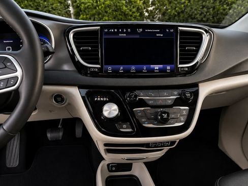 Used 2024 Chrysler Pacifica Touring-L FWD image 17