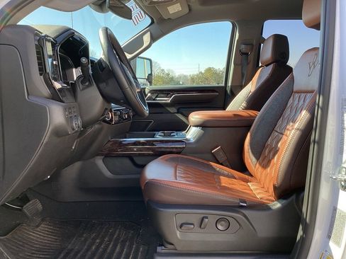 Used 2025 Chevrolet Silverado 2500 LT w/ Z71 Chrome Sport Edition image 9