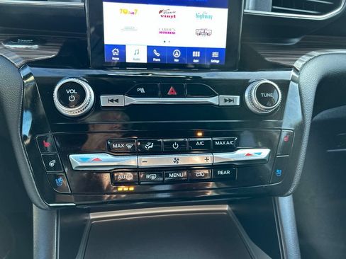 Used 2024 Ford Explorer Limited w/ Limited Technology Package AWD/4WD image 24
