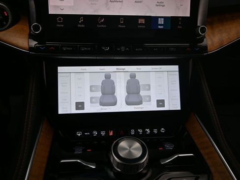 Used 2024 Jeep Grand Wagoneer Series III image 31