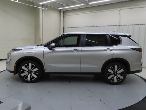 New 2025 Mitsubishi Outlander SE image 6