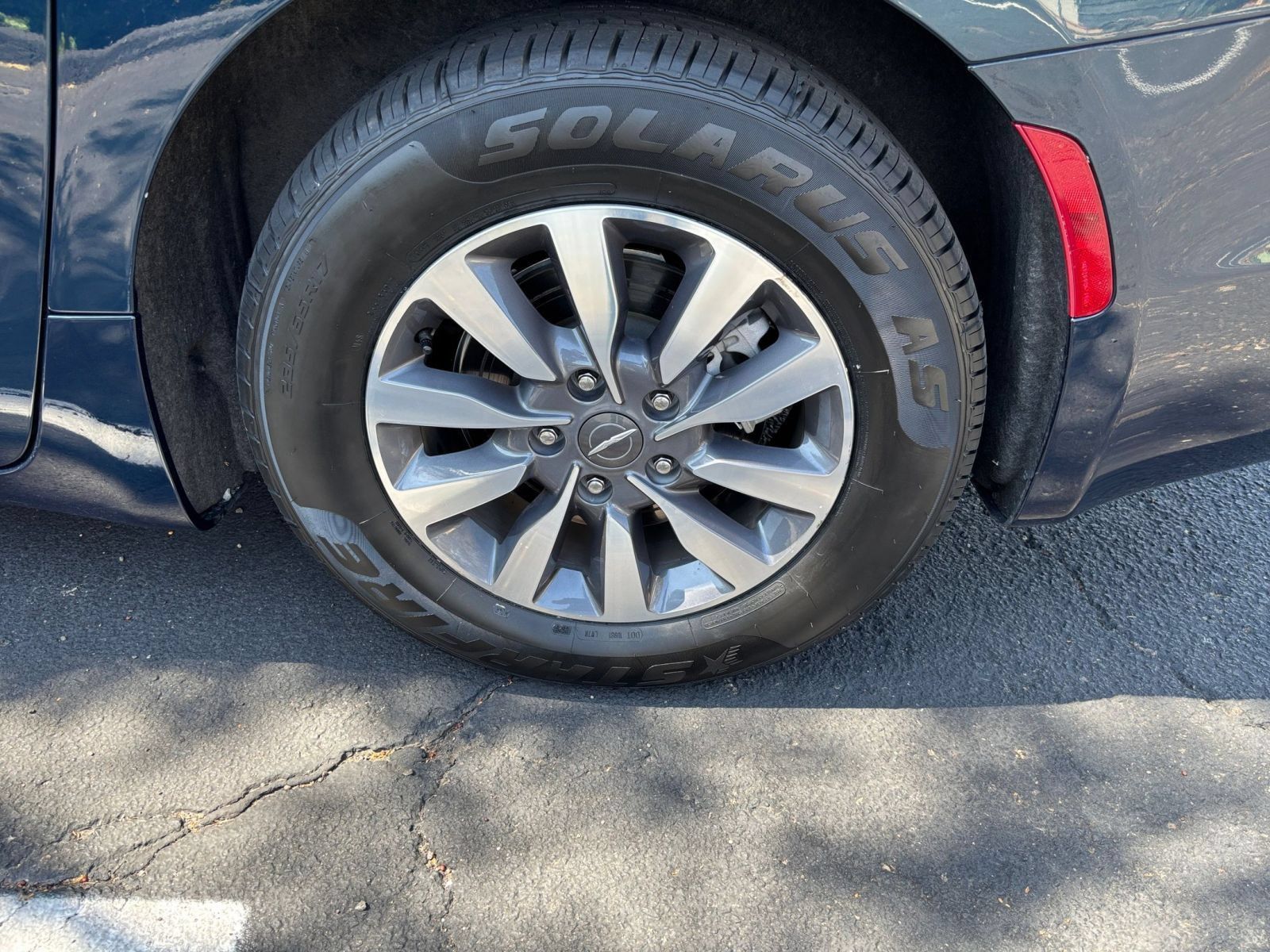Used 2023 Chrysler Pacifica Touring-L FWD image 32