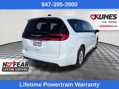 Used 2024 Chrysler Pacifica Touring-L image 7