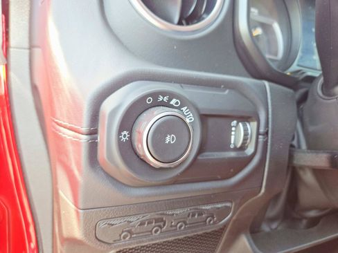 Used 2025 Jeep Wrangler Unlimited Sahara AWD/4WD image 40