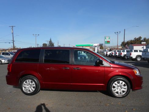 Used 2019 Dodge Grand Caravan SE image 2