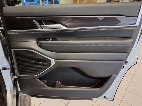 Used 2024 Jeep Wagoneer 2WD image 13