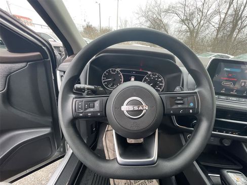 Used 2022 Nissan Rogue SV image 15