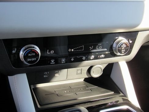 New 2025 Mitsubishi Outlander SE image 17