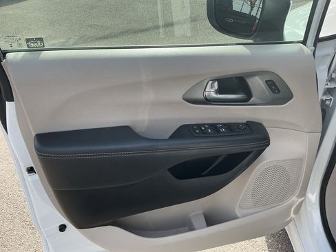 Used 2023 Chrysler Pacifica Touring-L FWD image 9