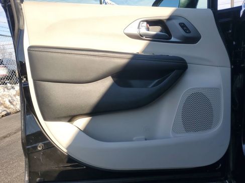 Used 2024 Chrysler Pacifica Touring-L image 13