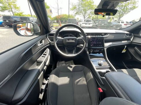 Certified 2025 Jeep Grand Cherokee L Laredo w/ Luxury Tech Group I AWD/4WD image 20