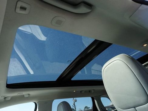 Used 2019 Jeep Cherokee Overland w/ Technology Group image 23