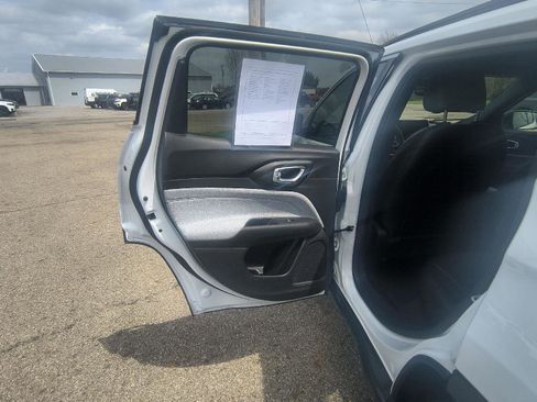 Used 2025 Jeep Compass Latitude image 25