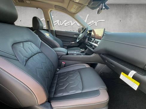New 2026 Nissan Pathfinder Platinum FWD image 25