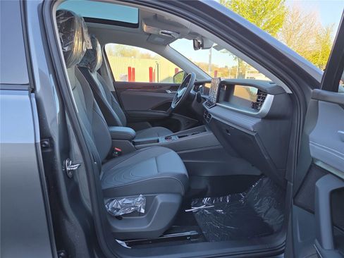 New 2026 Volkswagen Tiguan SE image 25