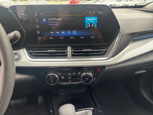 Used 2025 Chevrolet Trax LT FWD image 16