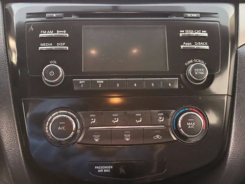 Used 2016 Nissan Rogue S AWD/4WD image 25