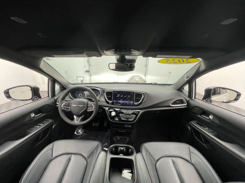 Used 2025 Chrysler Pacifica Select FWD image 3