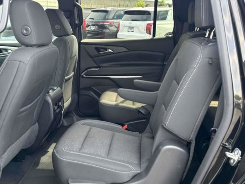 Used 2025 Chevrolet Traverse LT FWD image 21