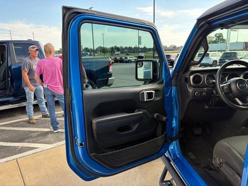 Used 2023 Jeep Gladiator Sport image 10