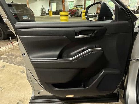 Certified 2021 Toyota Highlander XLE image 38