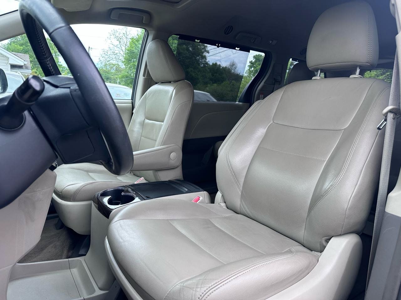 Used 2018 Toyota Sienna XLE FWD image 14