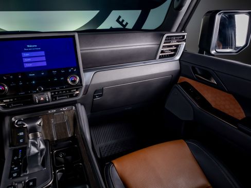 Used 2024 Lexus GX 550 w/ Cold Area Package AWD/4WD image 7