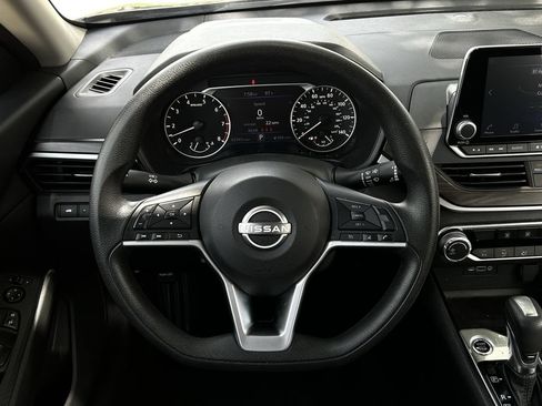 Used 2024 Nissan Altima 2.5 SV FWD image 14