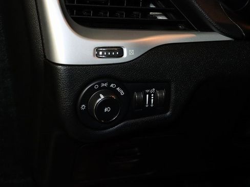 Used 2018 Jeep Cherokee Latitude Plus w/ Cold Weather Group image 25