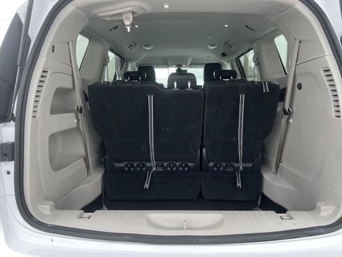 Used 2024 Chrysler Pacifica Touring-L image 31