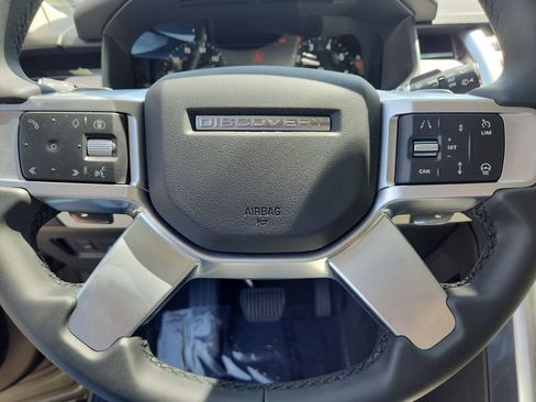 Used 2025 Land Rover Discovery S image 18