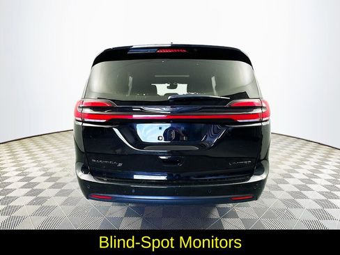 Used 2025 Chrysler Pacifica Limited FWD image 9