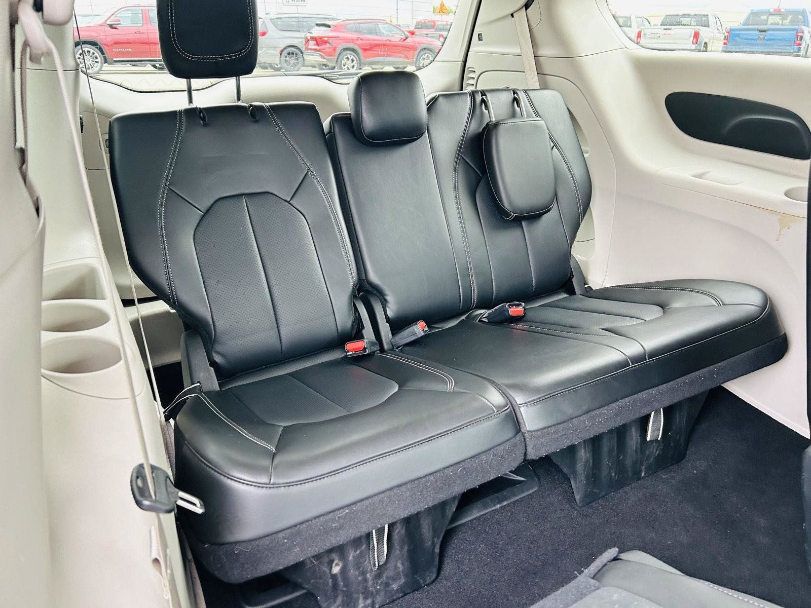 Used 2024 Chrysler Pacifica Touring-L FWD image 31