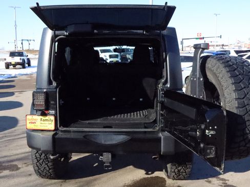 Used 2018 Jeep Wrangler Unlimited Sahara w/ Connectivity Group image 7