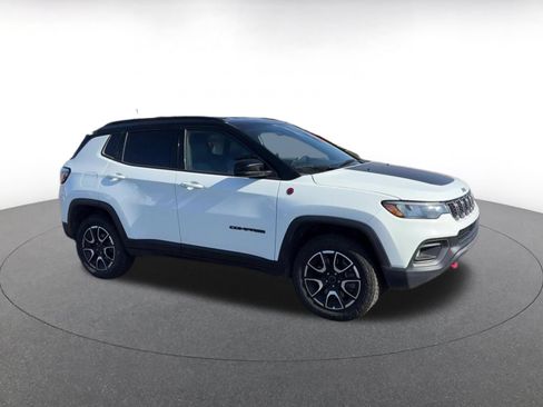 Used 2025 Jeep Compass Trailhawk w/ Trailer Tow Group AWD/4WD image 2
