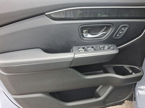 Used 2025 Honda Pilot Elite image 12