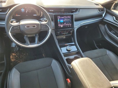 Used 2025 Jeep Grand Cherokee Altitude image 8