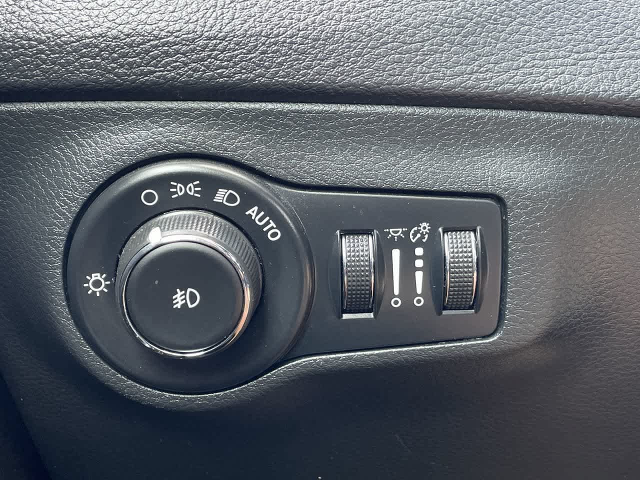 Used 2018 Jeep Compass Latitude w/ Cold Weather Group AWD/4WD image 27