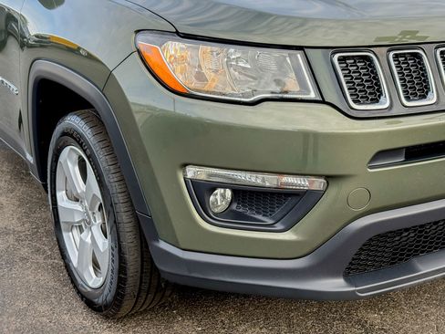 Used 2018 Jeep Compass Latitude w/ Popular Equipment Group FWD image 3