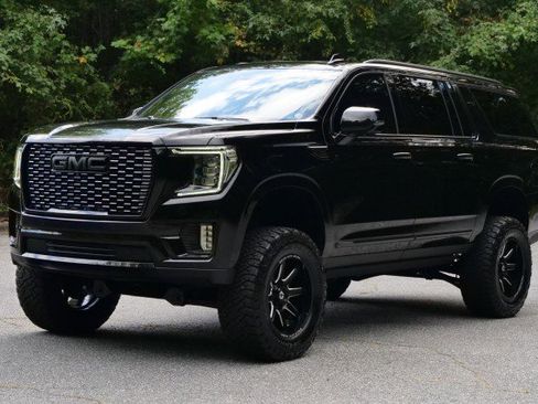 Used 2024 GMC Yukon XL SLT w/ SLT Luxury Package image 6