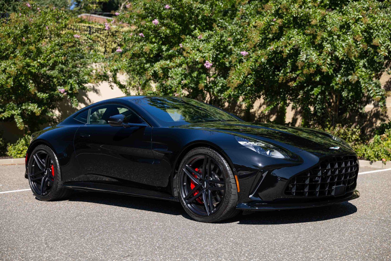 Used 2025 Aston Martin V8 Vantage Coupe RWD image 3