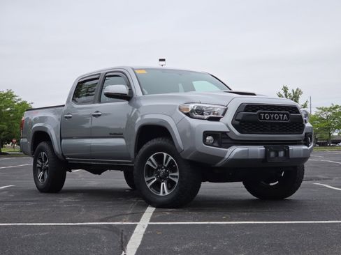 Used 2017 Toyota Tacoma TRD Sport AWD/4WD image 2