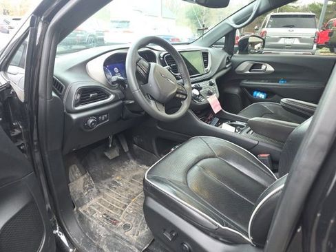 Used 2023 Chrysler Pacifica Limited w/ S Appearance Package image 13